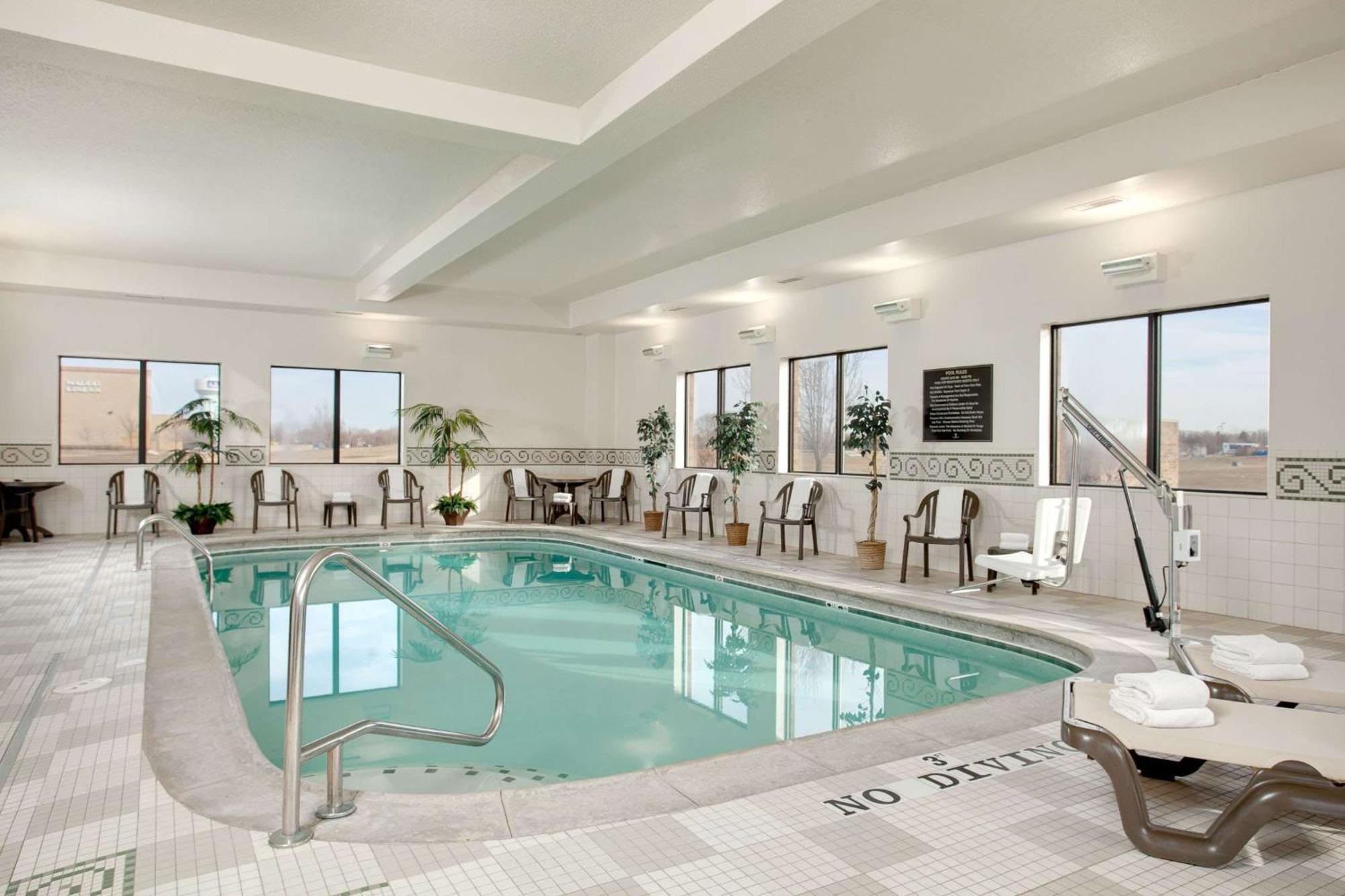 Hampton Inn & Suites Адисън Екстериор снимка
