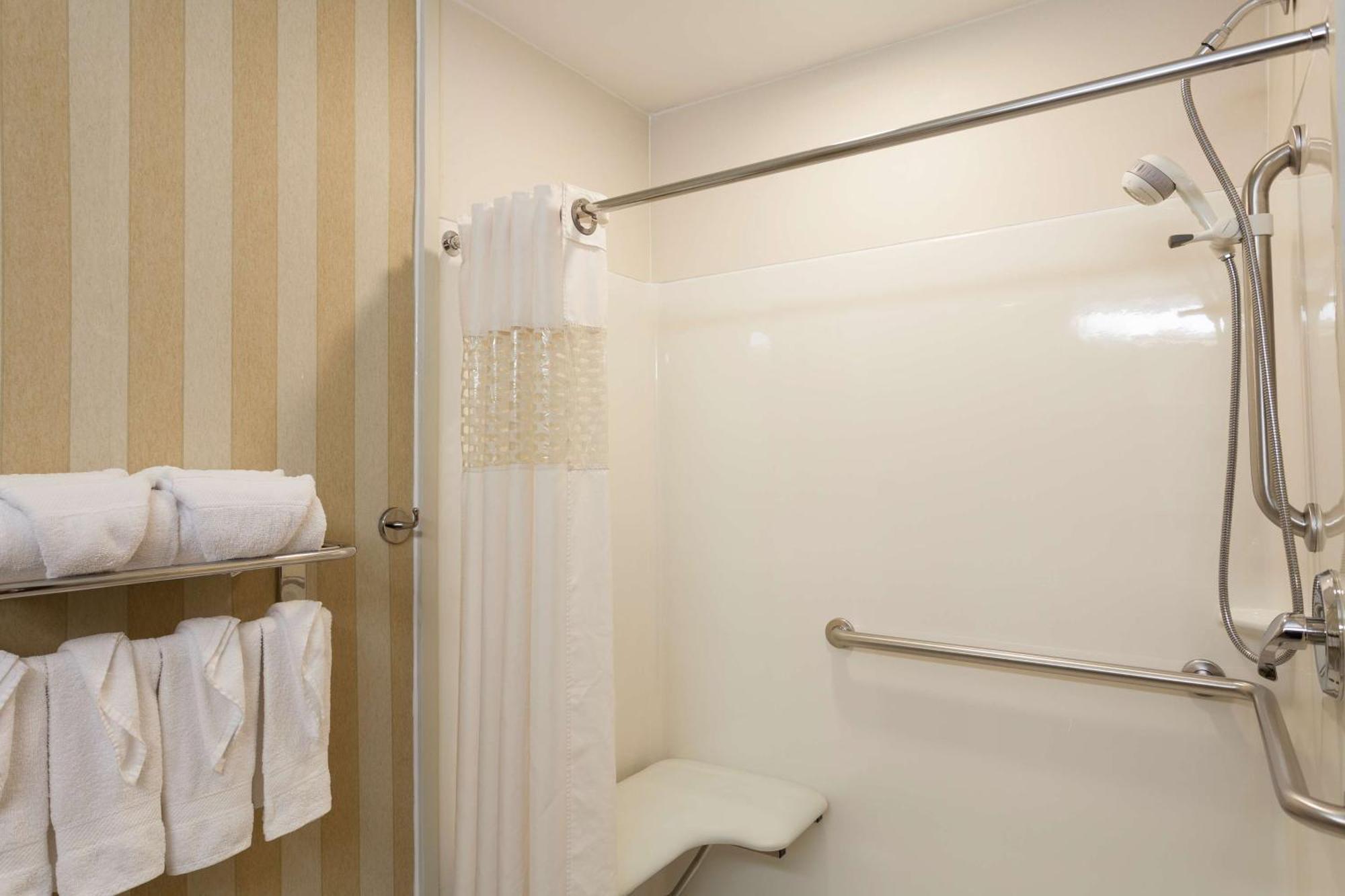 Hampton Inn & Suites Адисън Екстериор снимка