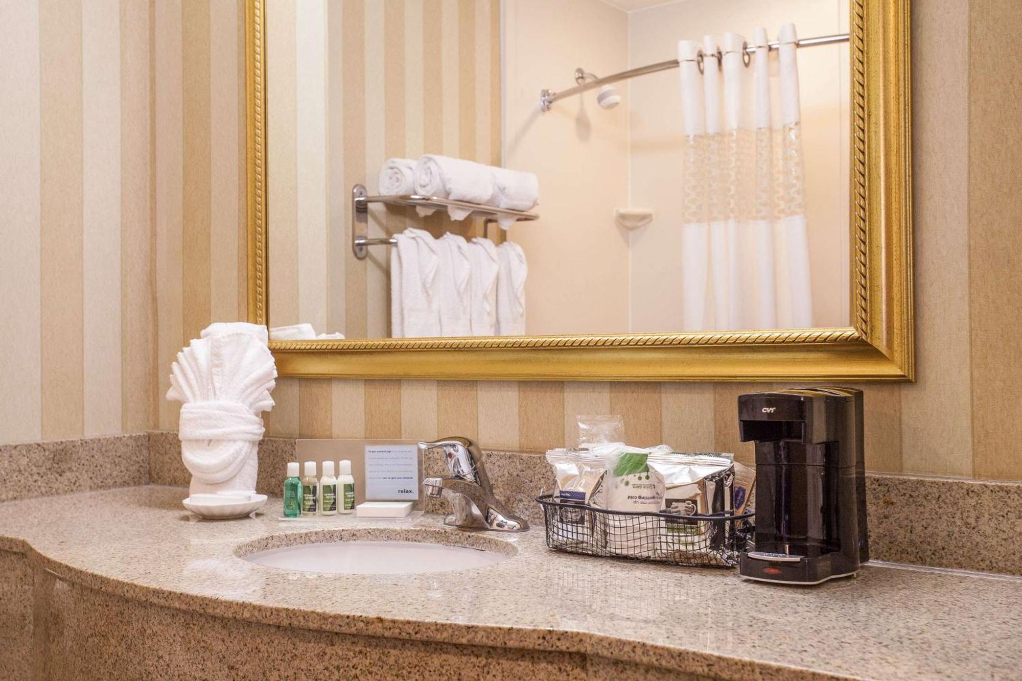 Hampton Inn & Suites Адисън Екстериор снимка