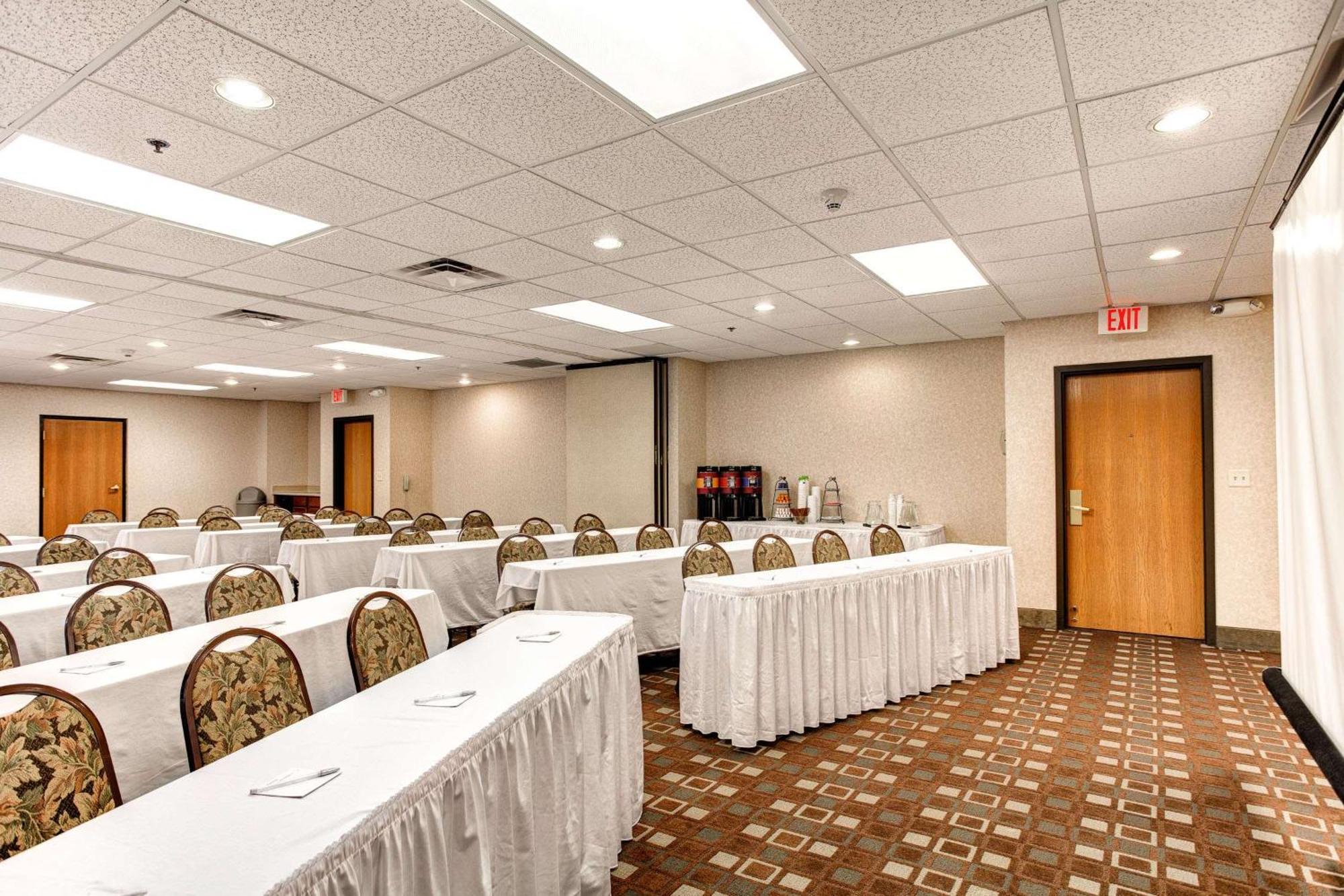 Hampton Inn & Suites Адисън Екстериор снимка