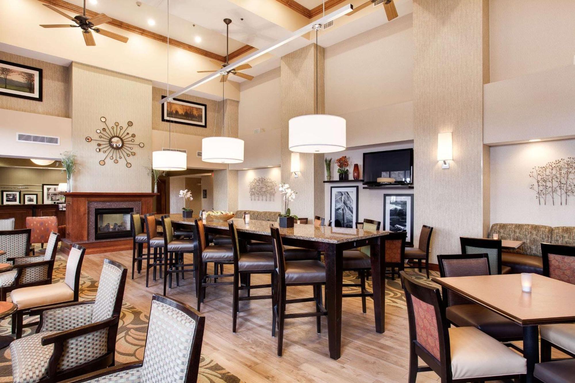 Hampton Inn & Suites Адисън Екстериор снимка