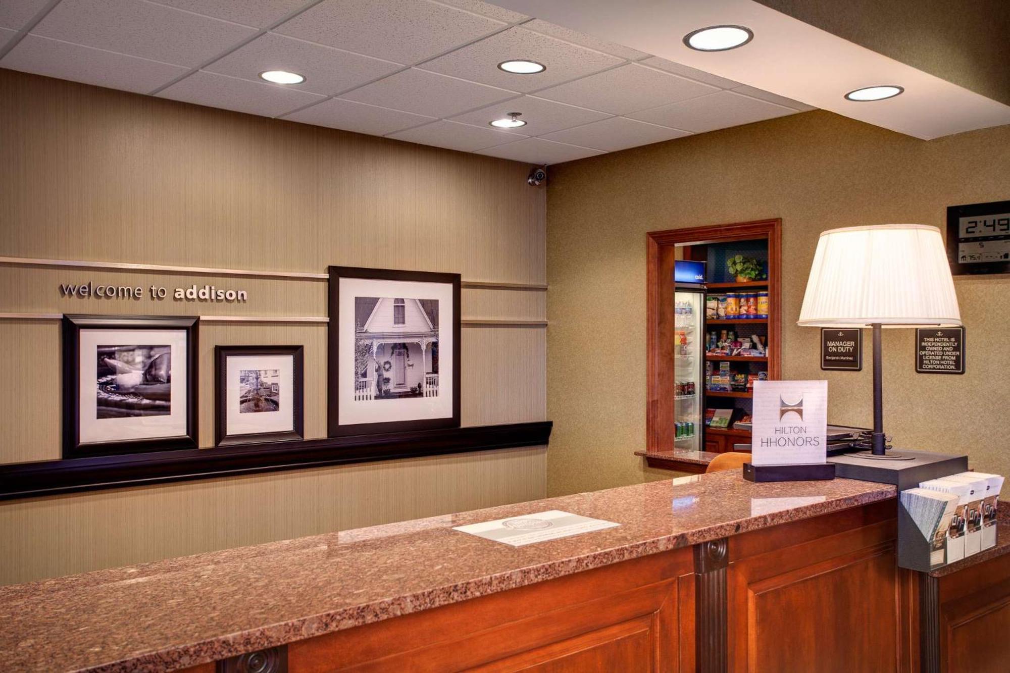 Hampton Inn & Suites Адисън Екстериор снимка