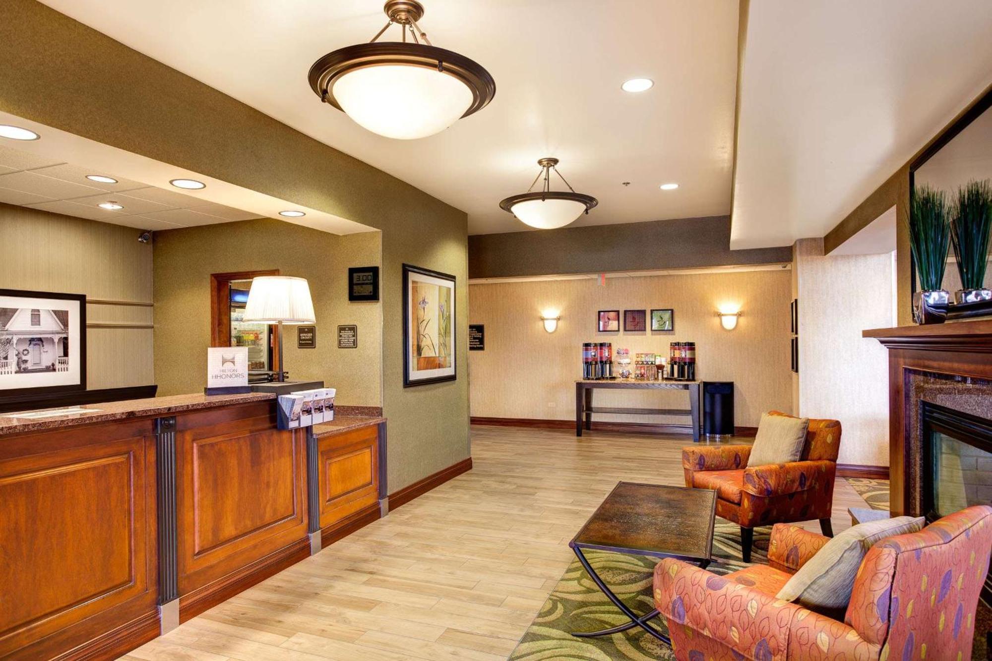 Hampton Inn & Suites Адисън Екстериор снимка