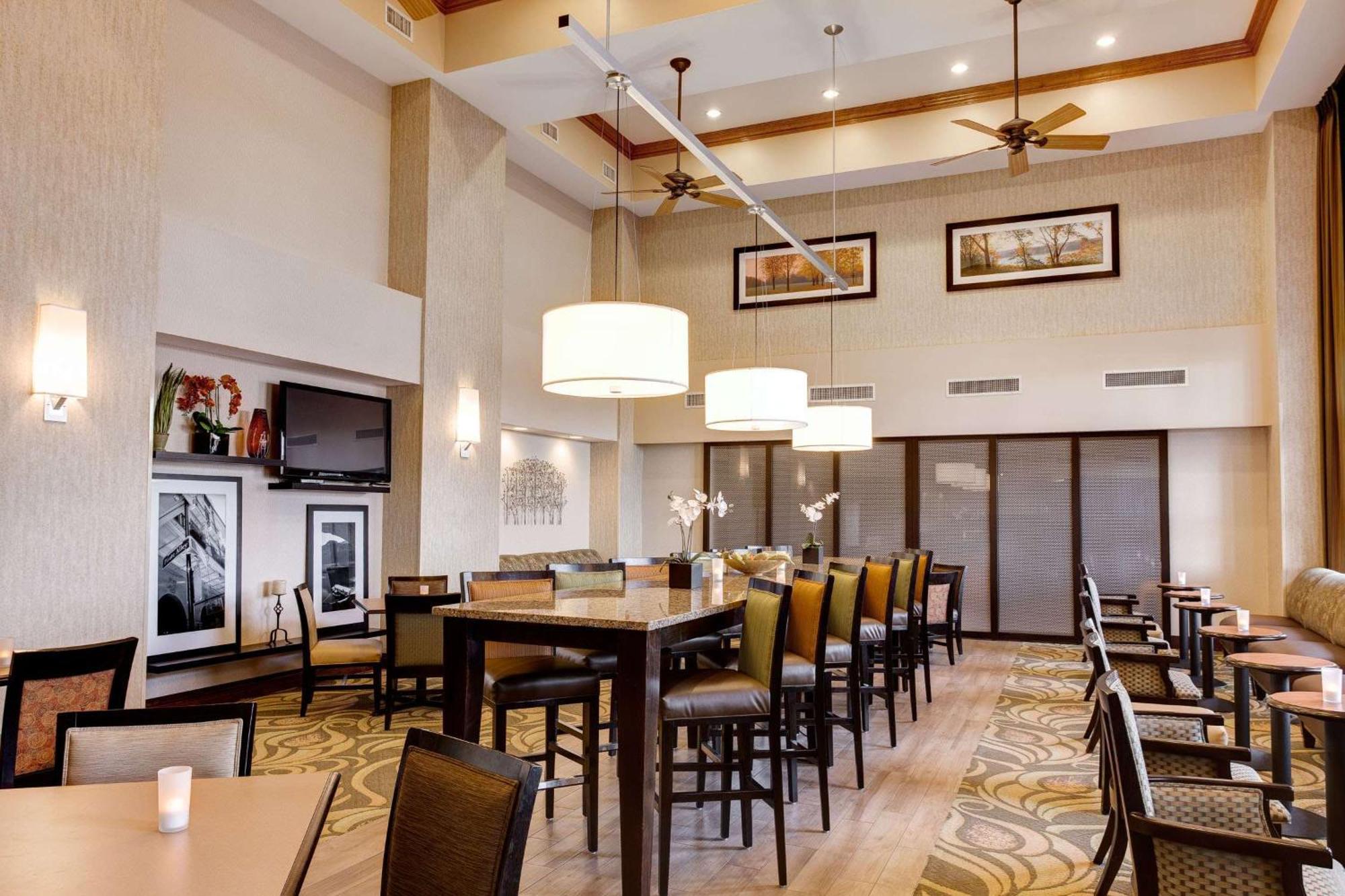 Hampton Inn & Suites Адисън Екстериор снимка