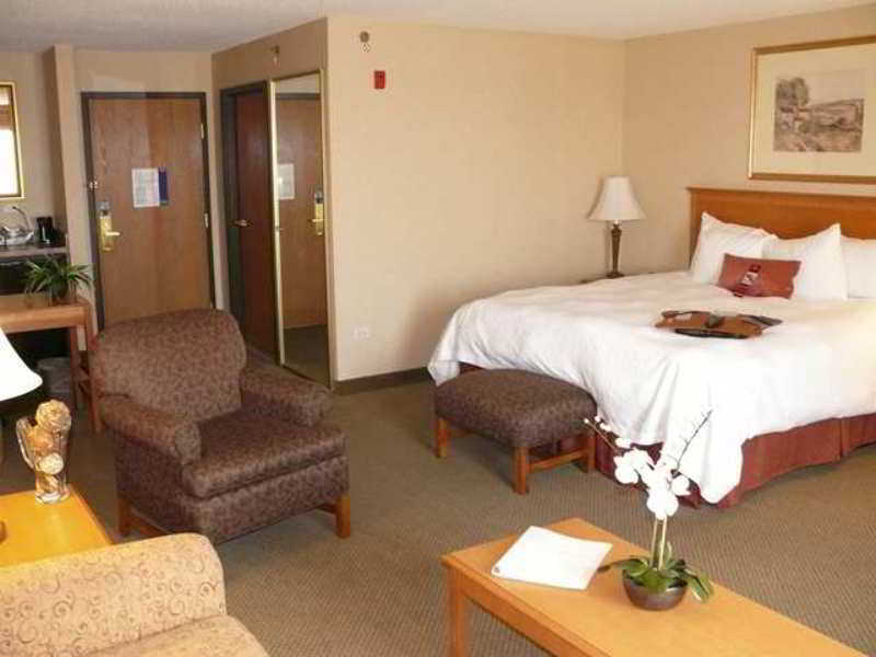 Hampton Inn & Suites Адисън Стая снимка